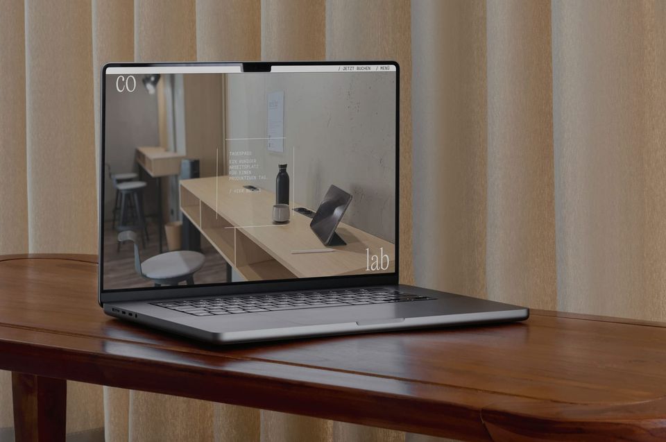 Laptop auf einem Holztisch mit der Startseite des co/lab Gmunden